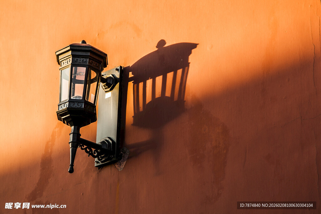 复古壁灯投射独特光影