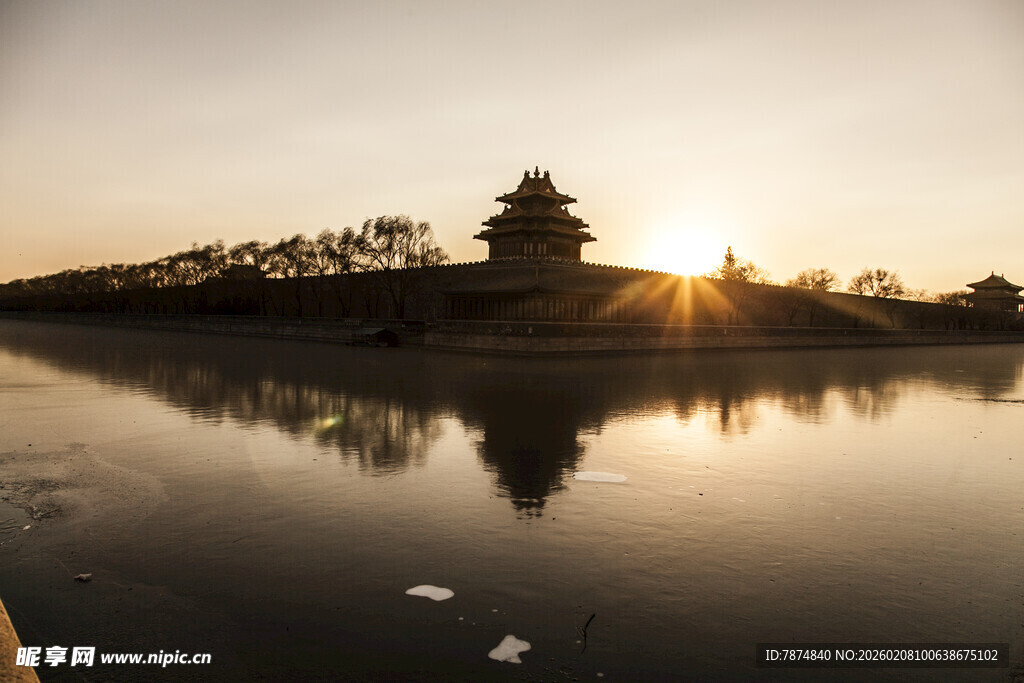 夕阳下的水边古建筑倒影