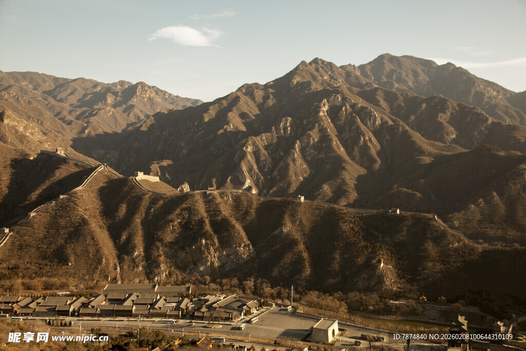 壮丽山景下的村落