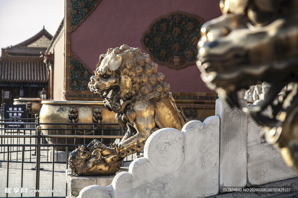 故宫前的威严铜狮