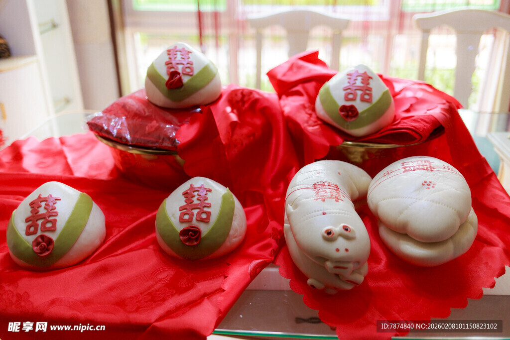 传统花馍摆放在红布上