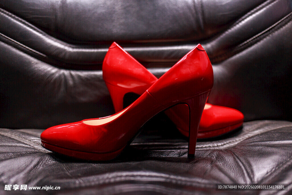 红色高跟美鞋优雅呈现
