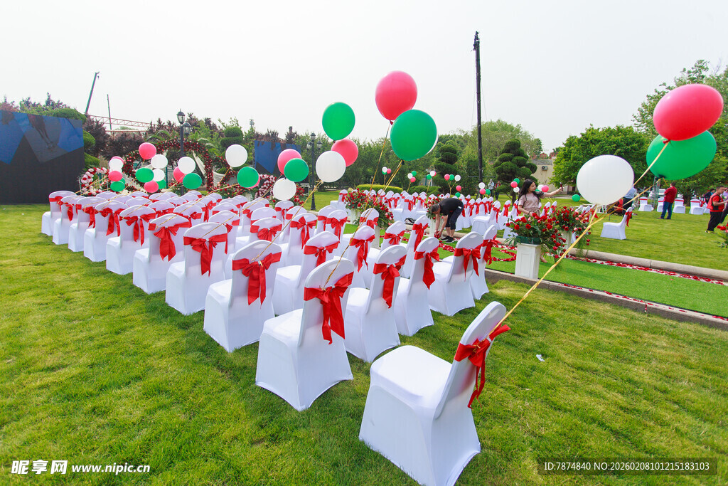 户外草坪婚礼布置场景