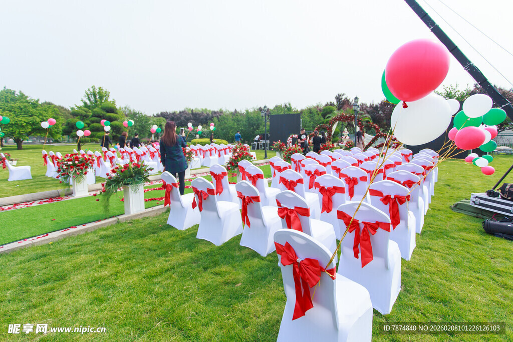 户外草坪婚礼布置场景