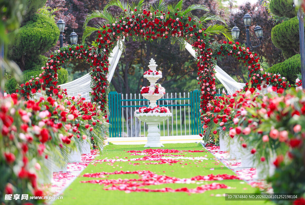 浪漫户外婚礼布置场景
