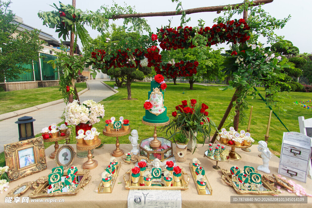 户外手工艺品摊位展示