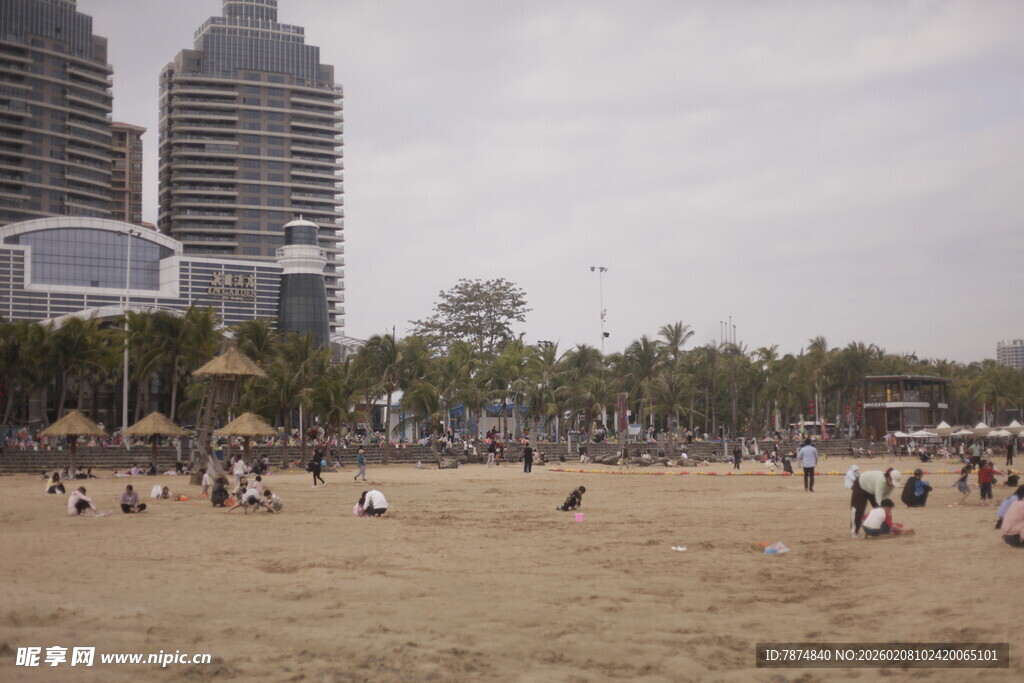 湛江热闹沙滩上的休闲人群
