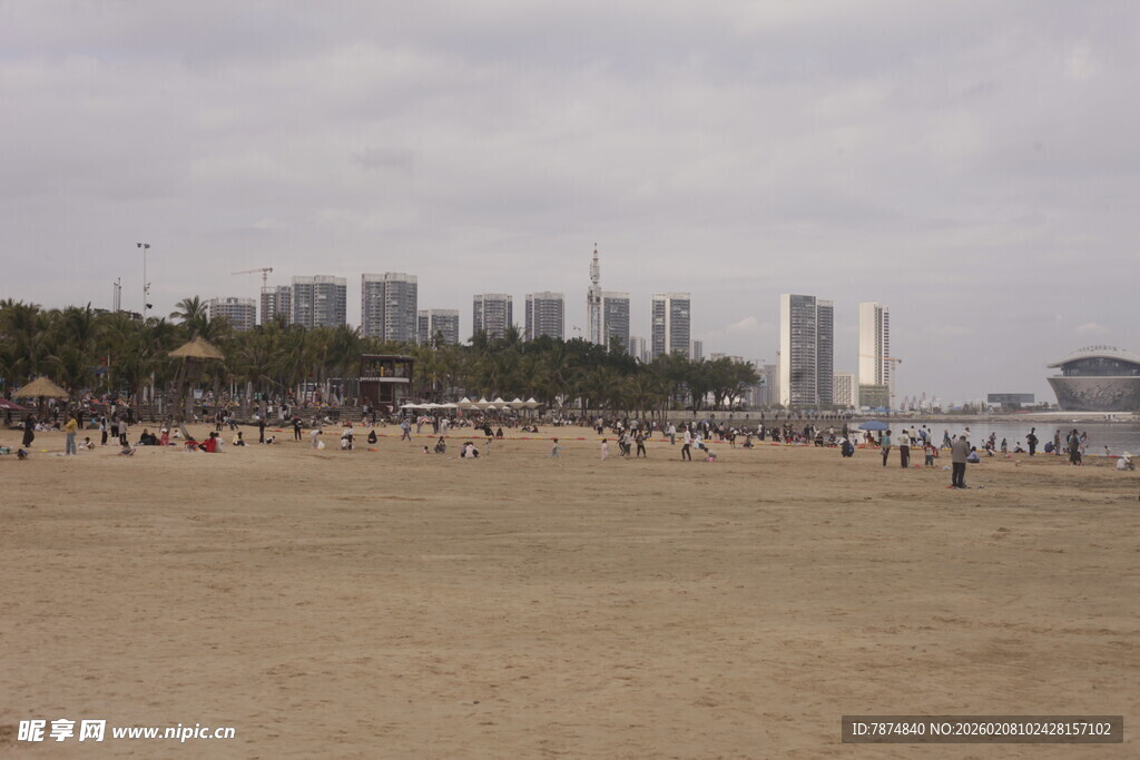 湛江海滨沙滩上的休闲人群