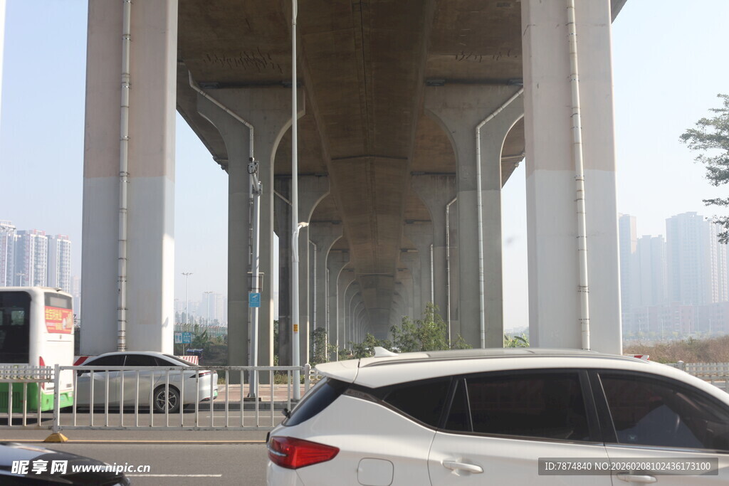 湛江桥下道路上行驶的多辆汽车