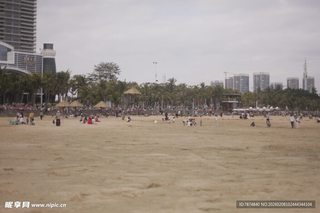 湛江热闹沙滩上的休闲人群
