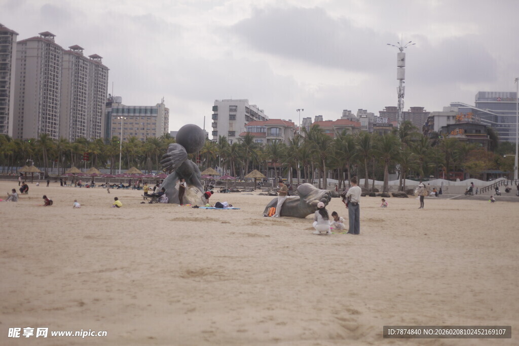 湛江城市沙滩上的休闲人群