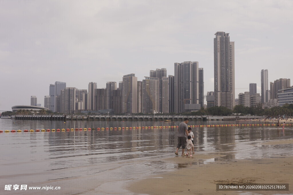 湛江海滨城市风光 岸边行人漫步
