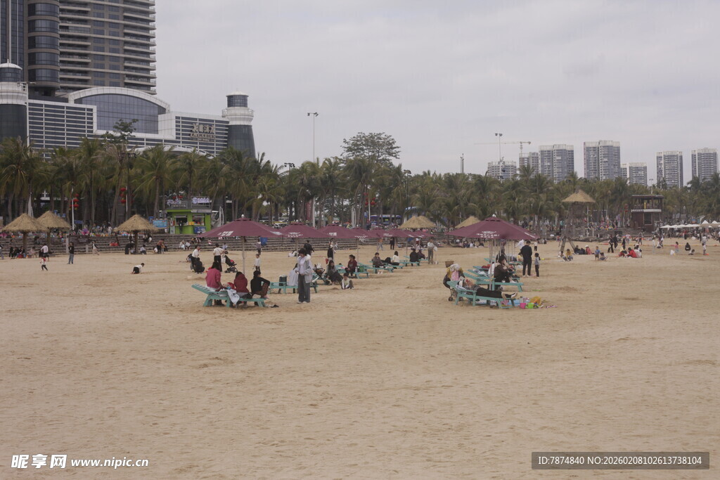 湛江热闹沙滩上的休闲人群