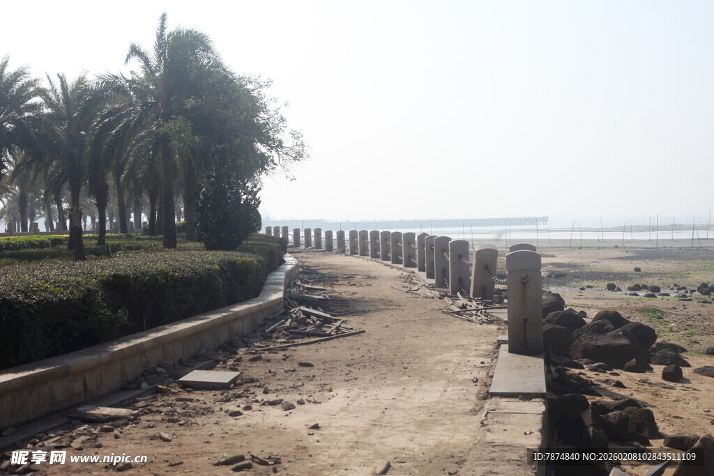 湛江海边沙滩旁的防护设施景观