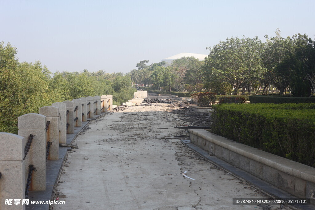 湛江古朴石桥旁的绿意景致