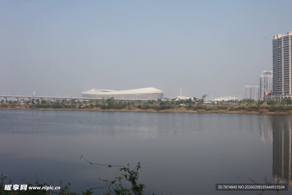 湛江湖畔城市风光
