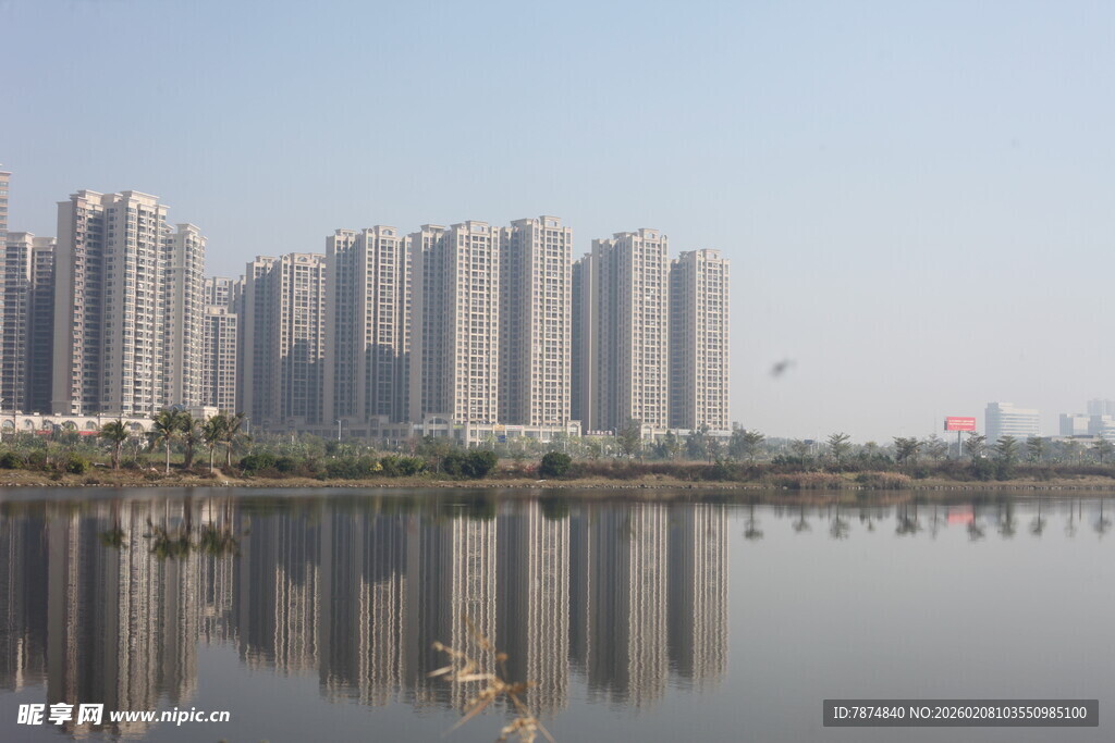 湛江湖畔高楼倒影美景