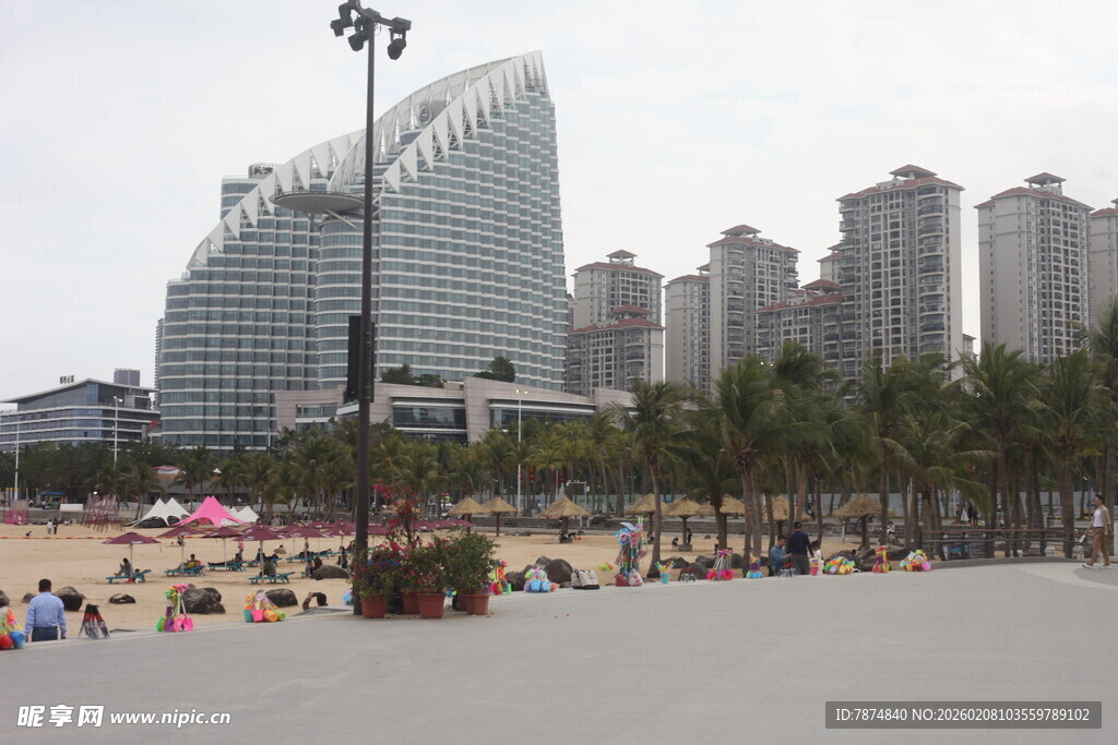 湛江海滨城市沙滩与高楼景观