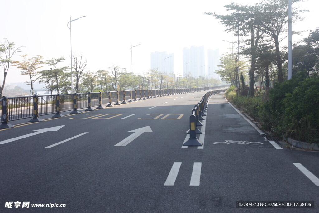 湛江空旷道路与路旁绿植景观