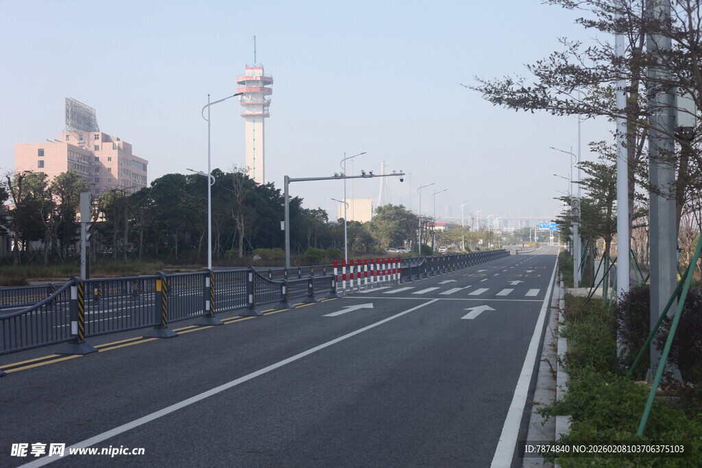 湛江城市空旷道路与远处建筑