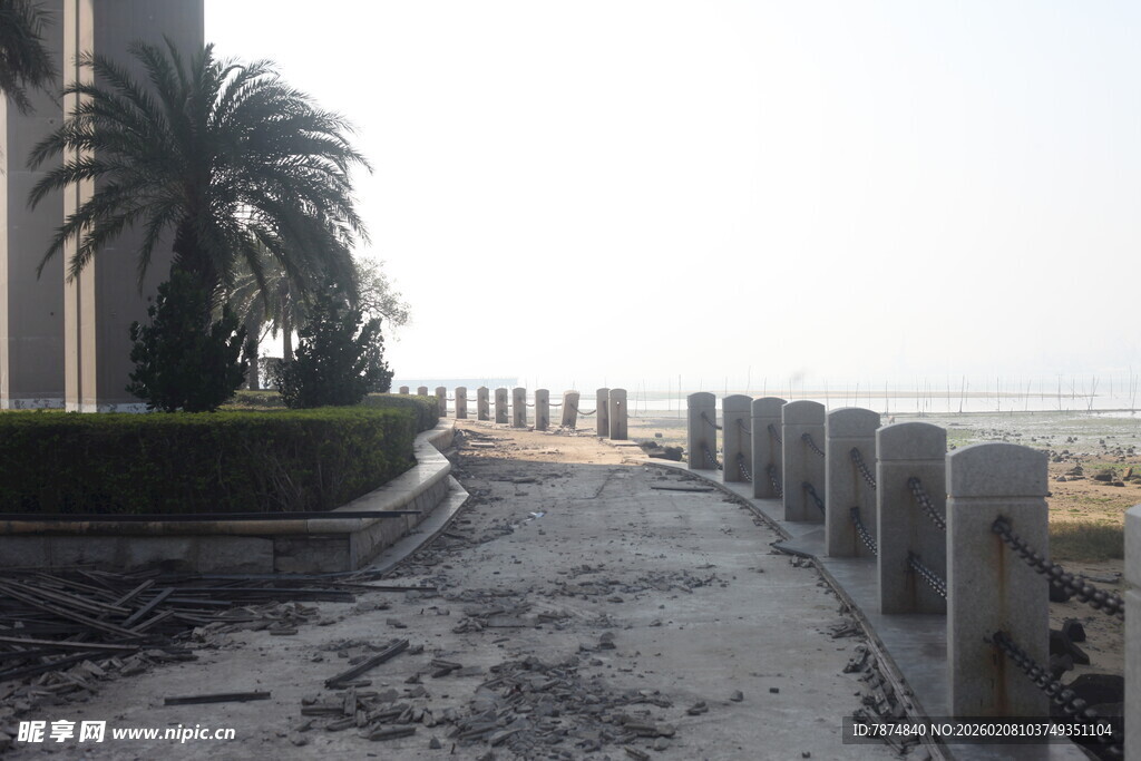 湛江海边破损步道与棕榈树