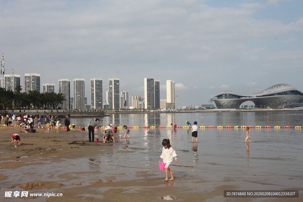 湛江海滨沙滩上的欢乐人群