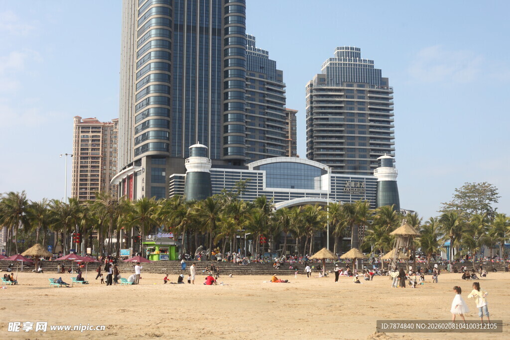 湛江海滨城市沙滩热闹景象