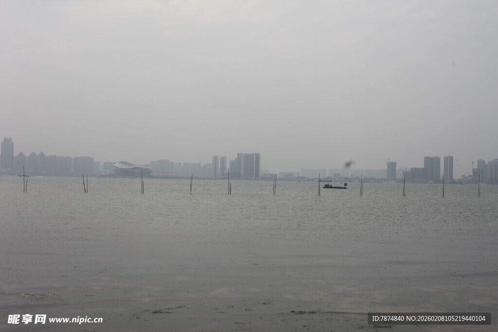 湛江雾中城市江畔朦胧景象