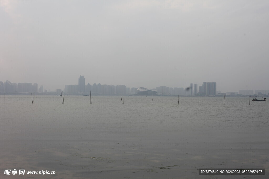 湛江雾中江畔城市景观