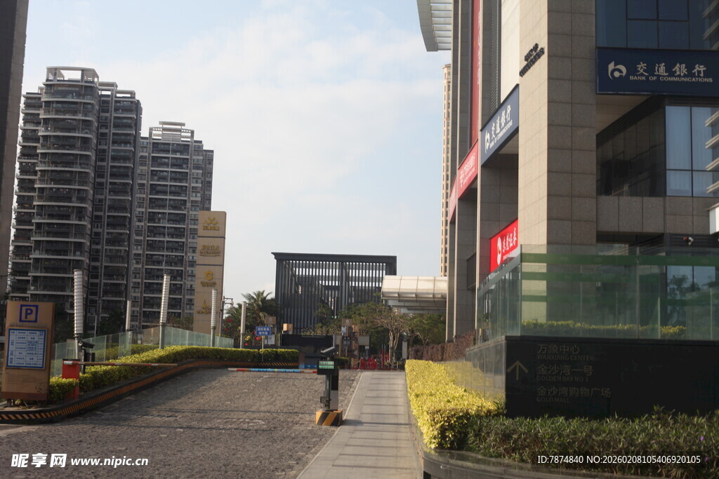 湛江城市街道行人与现代建筑