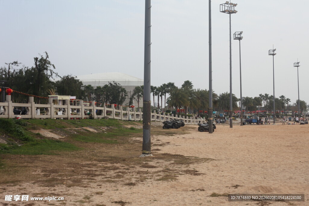 湛江沙滩旁的路灯与围栏景观