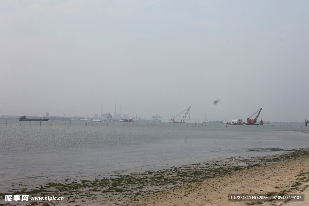 湛江海边景致 远处船只与沙滩