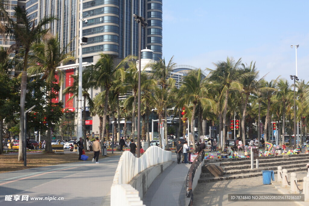 湛江城市街道旁的热闹人行道