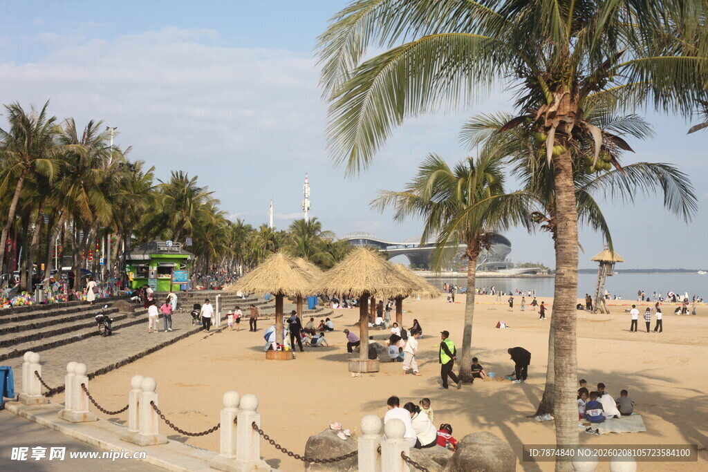 湛江热闹的海滨沙滩休闲场景