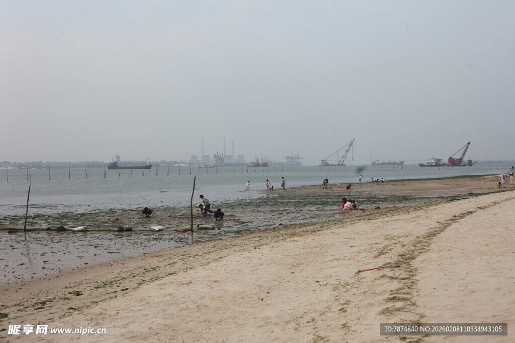 湛江海边沙滩上的休闲场景