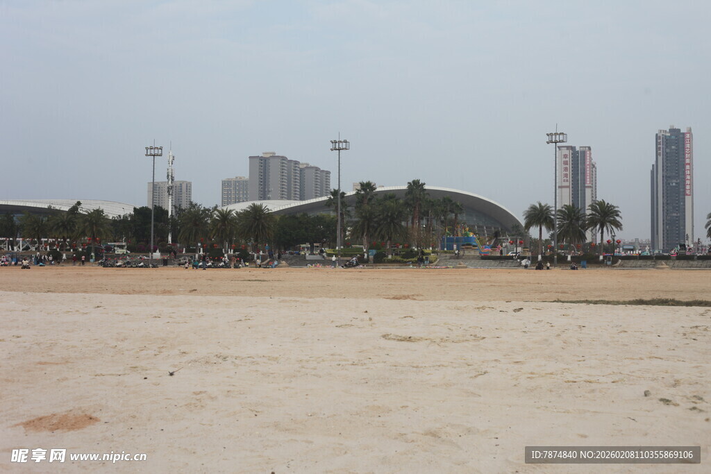 湛江沙滩远眺城市建筑群