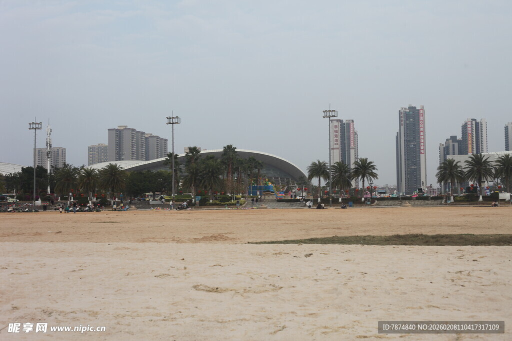 湛江城市边的沙滩风光