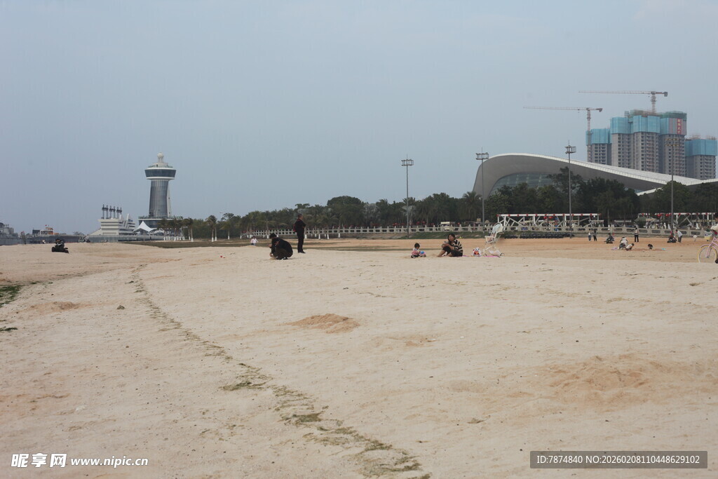 湛江沙滩上的休闲场景