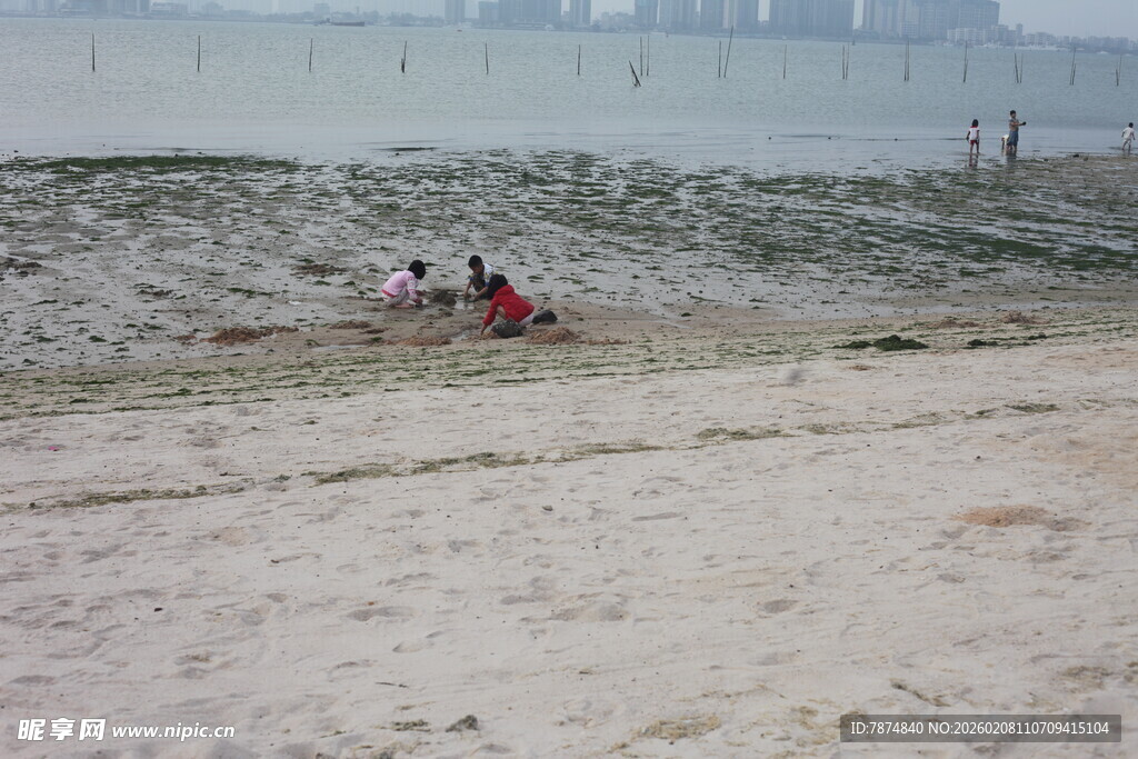 湛江河边沙滩上的休闲场景