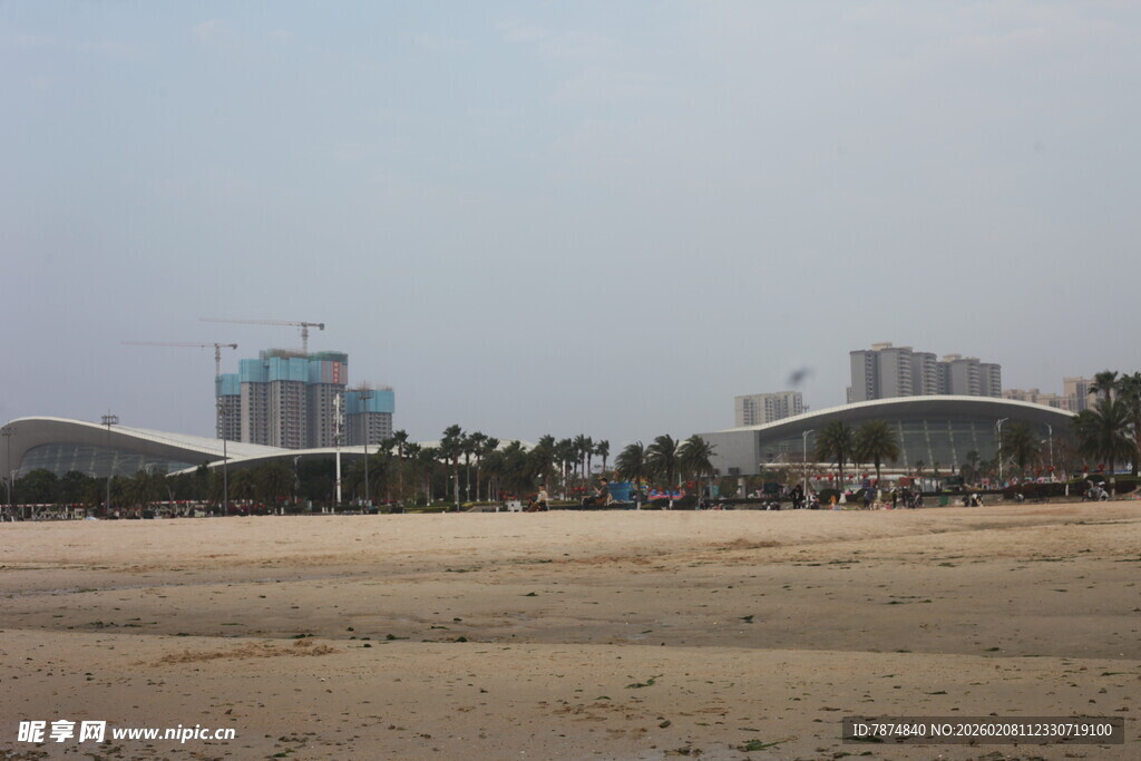 湛江空旷场地旁的现代建筑群