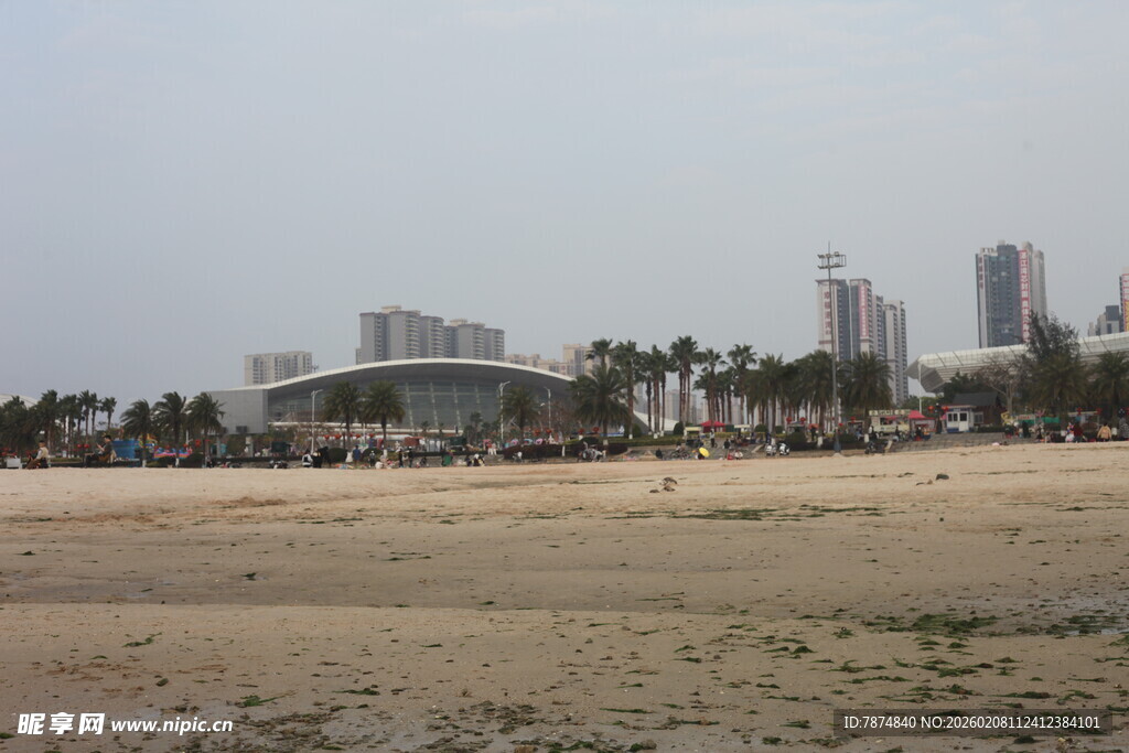 湛江城市边的开阔沙滩景观