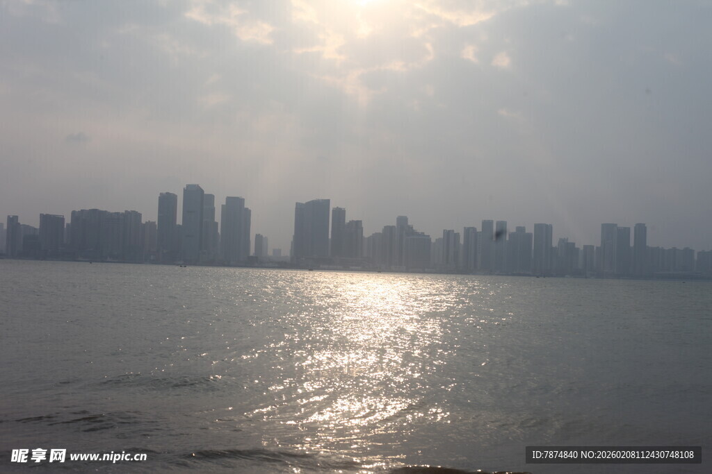 湛江城市江畔的阳光闪耀美景