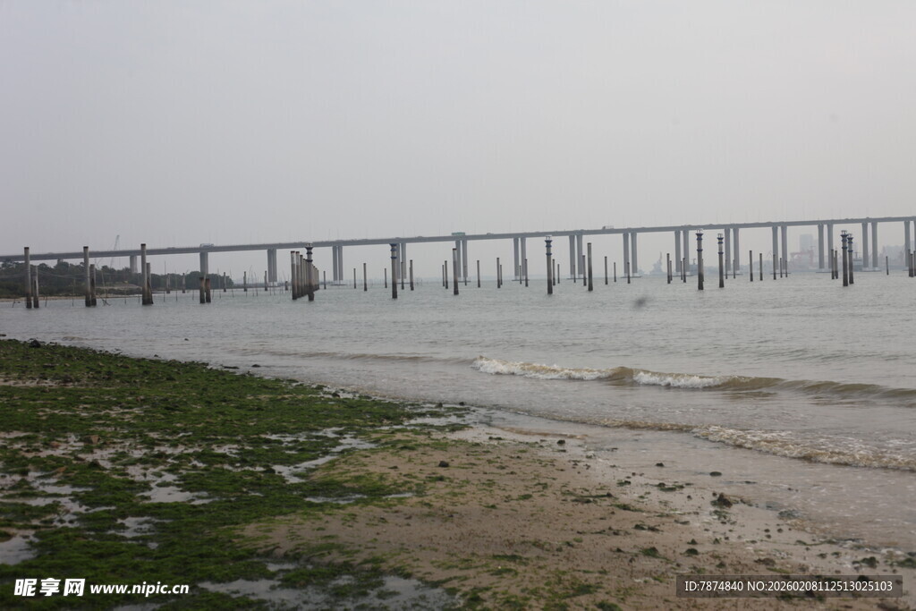 湛江海边长桥延伸至远方