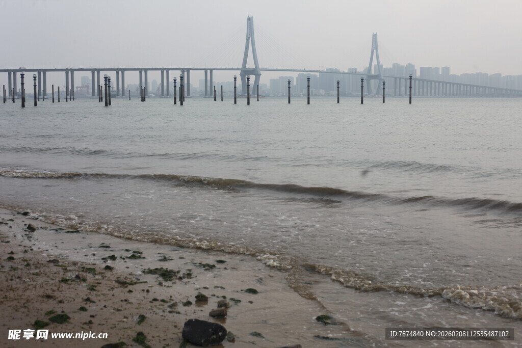 湛江海边远景中的跨海大桥