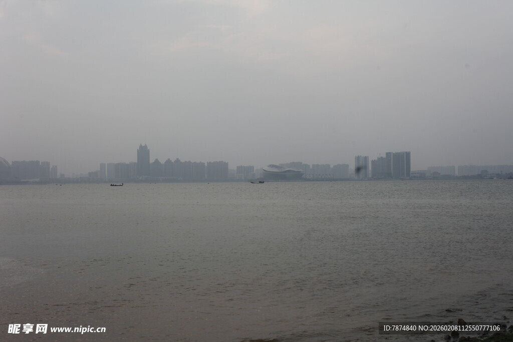 湛江雾中江畔城市景观