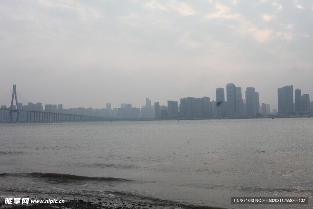 湛江江边城市天际线景观