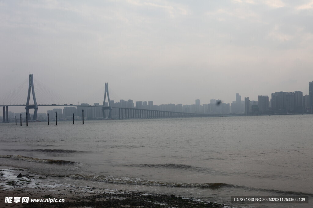 湛江江边城市与大桥景观