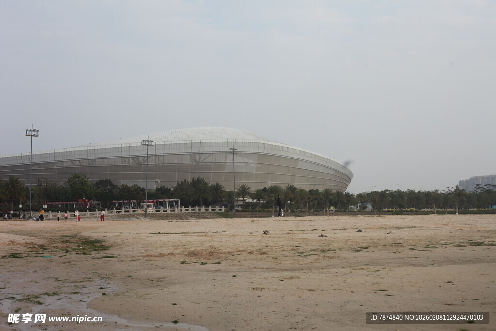 湛江空旷场地旁的大型体育场