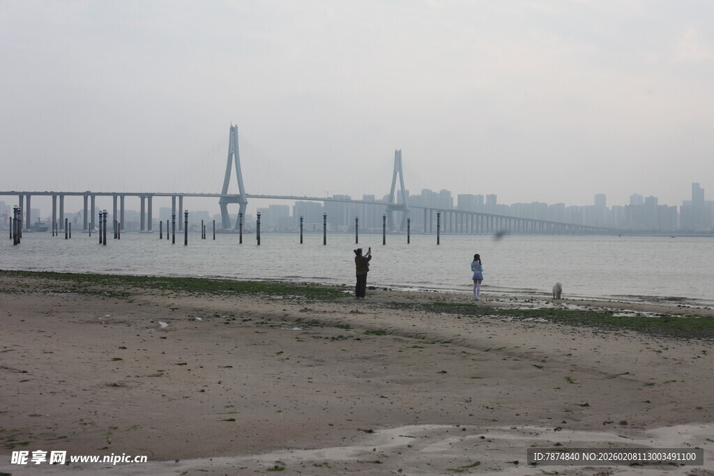 湛江江边大桥下的休闲场景