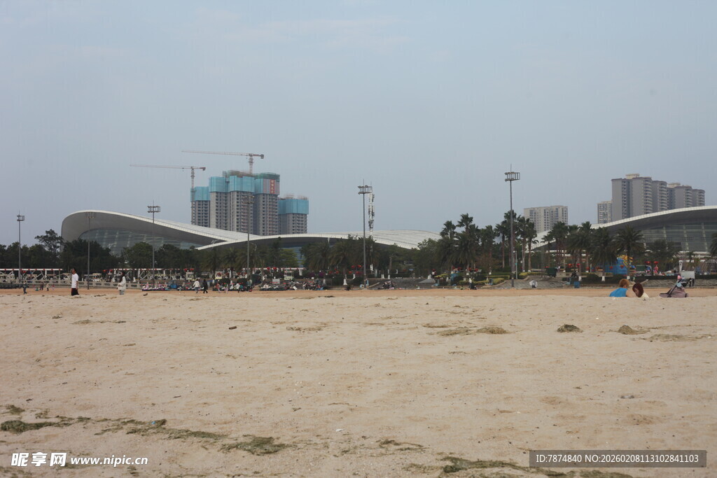 湛江城市边的沙滩休闲场景